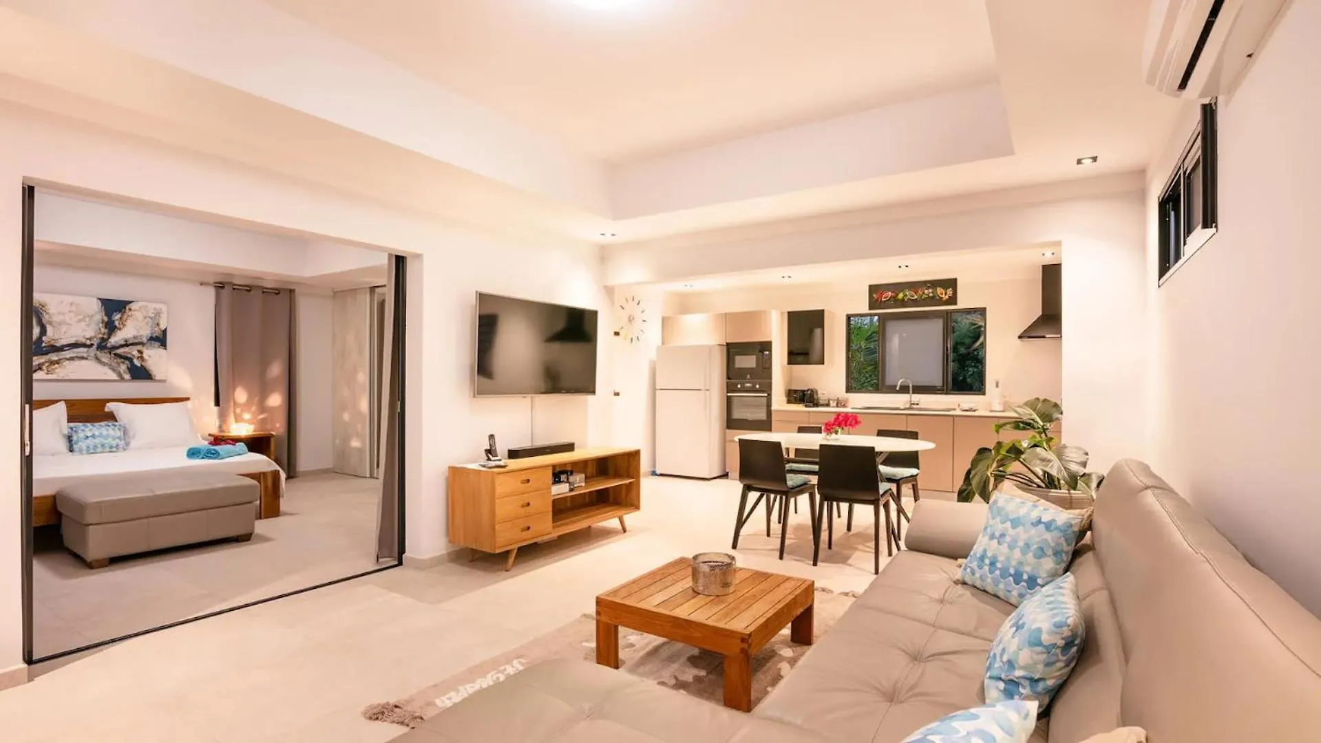 Lorient Beach Retreat with Tropical Garden Quartier de Lorient ヴィラ